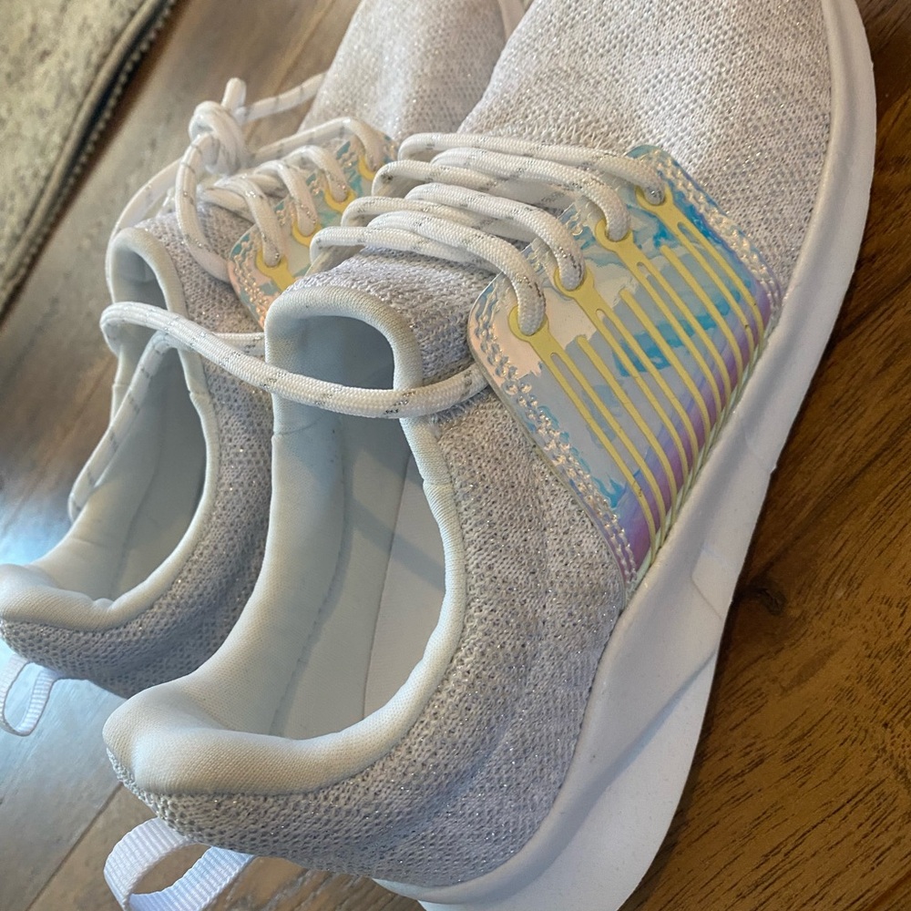 Girls White Sneaker Size 5